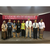  
			  
			 2018/06/06
			 外国语文学系6月6日举办「2018国际学术研讨会」，计有来自澳洲、新加坡、印尼、日本、泰国、菲律宾等国学者专家，发表32篇论文，吸引300多位外文系师生与会。
			