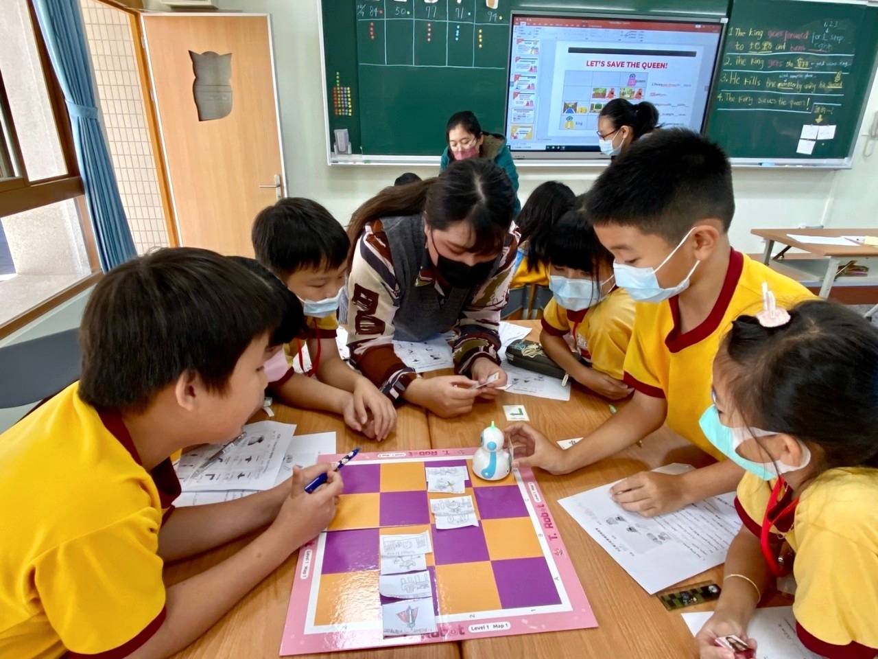 图为亚大外文系团队，到光正国小学教导小朋友绘制英文校园地图，并规划机器人行径路线